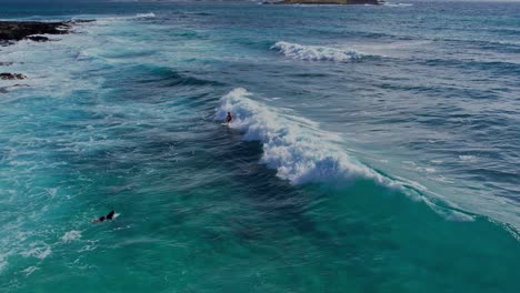Makapuu-Surfer-Reitet-Auf-Türkisfarbenen-Wellen-In-Oahu,-Hawaii-–-Zeitlupe