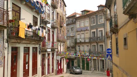 Außenfassade-Mit-Typischer-Architektur-In-Der-Historischen-Stadt-Porto-In-Portugal