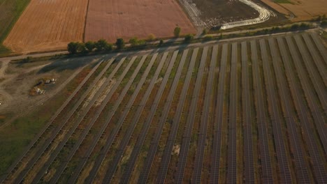 Luftaufnahme-Einer-Riesigen-Photovoltaik-Farm-Basisstation-Für-Die-Grüne-Energieversorgung-In-Landwirtschaftlichen-Flächen