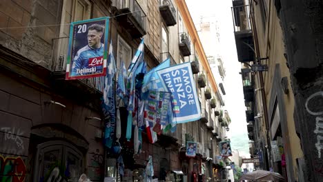 Poster-Piotr-Zieliński-Que-Juega-En-El-Club-De-Fútbol-Napoli-Con-Banderas-Colgando-De-Una-Tienda-En-Naples-Street