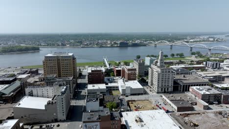 Downtown-Davenport,-Iowa-with-drone-video-moving-in-a-circle