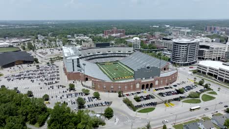 Kinnick-Stadion-Auf-Dem-Campus-Der-Universität-Von-Iowa-Mit-Drohnenvideo-Im-Kreis