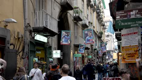 Lokale-Schmale-Straße-In-Neapel-Mit-Menschen,-Die-Vorbeigehen-Und-An-Denen-Plakate-Der-Fußballmannschaft-Von-Neapel-Hängen