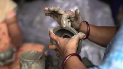 In-the-village,-the-woman-is-making-various-clay-items