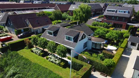 Luftaufnahme-Eines-Schönen-Freistehenden-Hauses-In-Einem-Ruhigen-Vorstadtviertel-In-Den-Niederlanden