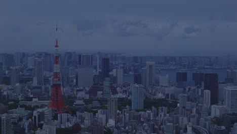 Zentrales-Tokio-In-Der-Abenddämmerung-Mit-Sichtbarem-Tokio-Turm