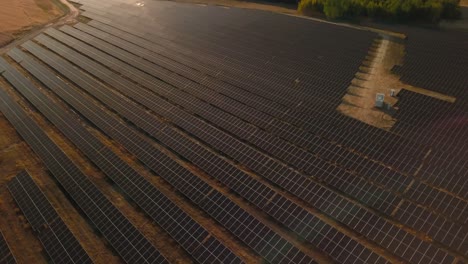 Luftaufnahme-Von-Oben-Nach-Unten-Von-Photovoltaik-Solarmodulen-In-Der-Landwirtschaftlichen-Landschaft