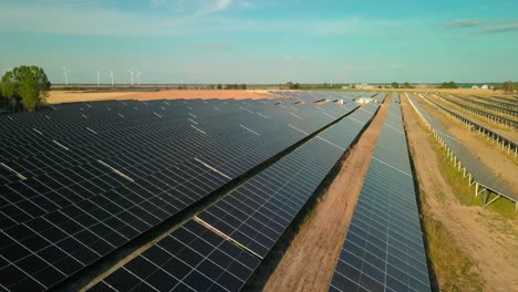 Grüne,-Nachhaltige-Energieerzeugung-In-Der-Luftaufnahme-Einer-Photovoltaik-Solarpanel-Plantage