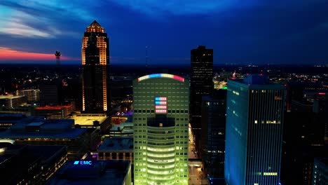 Downtown-Des-Moines,-Iowa-buildings-at-sunset-with-drone-video-pulling-back