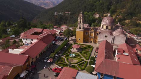 Vista-Aérea-De-Arriba-Hacia-Abajo-Del-Pueblo-Mágico-Mineral-Del-Chico-En-El-Centro,-Hidalgo-México