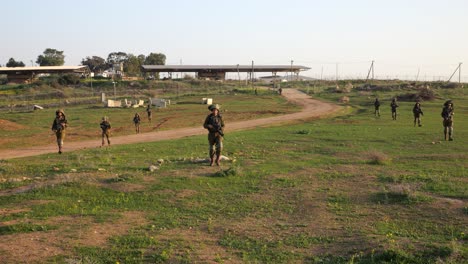 Löwenjungen-Brigade-Während-Kriegs--Und-Strategieübungen-Im-Feld