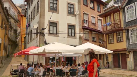 Frau-Steht-Vor-Einem-Restaurant-Im-Freien-In-Der-Altstadt-Von-Porto,-Portugal