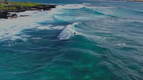 Makapuu-Surfer-Reitet-In-Zeitlupe-Auf-Türkisfarbenen-Wellen---Oahu,-Hawaii
