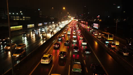 Tráfico-Pesado-Borroso-En-La-Autopista-D100-En-El-Lado-De-Anatolia-De-Estambul-En-Una-Noche-Lluviosa