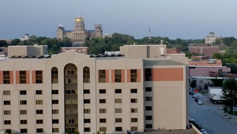 Iowa-state-capitol-building-in-Des-Moines,-Iowa-with-parallax-drone-video-moving-right-to-left-by-a-building