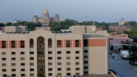 Edificio-Del-Capitolio-Del-Estado-De-Iowa-En-Des-Moines,-Iowa,-Con-Un-Video-De-Un-Dron-De-Paralaje-Que-Se-Mueve-De-Derecha-A-Izquierda-Junto-A-Un-Edificio