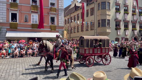 Adlige-Bei-Der-Parade-Bei-Der-Landshuter-Hochzeit,-Einem-Historischen-Fest-Von-1475,-Das-Alle-4-Jahre-Nachgestellt-Wird,-Landshut,-Deutschland