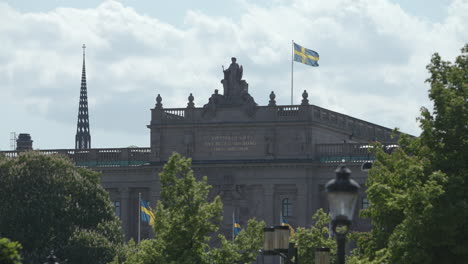 Die-Schwedische-Flagge-Bewegt-Sich-Im-Wind-Auf-Dem-Dach-Des-Parlamentsgebäudes-In-Stockholm