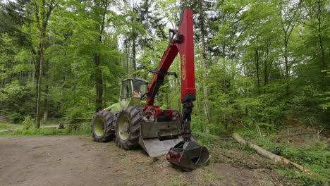 Máquina-Maderera-Forestal-Utilizada-Para-Cortar,-Talar-Y-Transportar-árboles