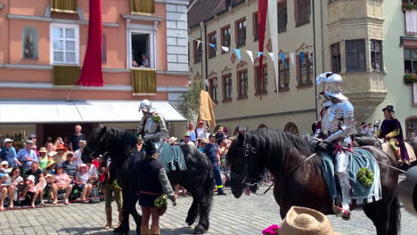 Ritter-In-Kostümen-Bei-Der-Parade-Bei-Der-Landshuter-Hochzeit,-Einem-Historischen-Fest-Von-1475,-Das-Alle-4-Jahre-Nachgestellt-Wird,-Landshut,-Deutschland