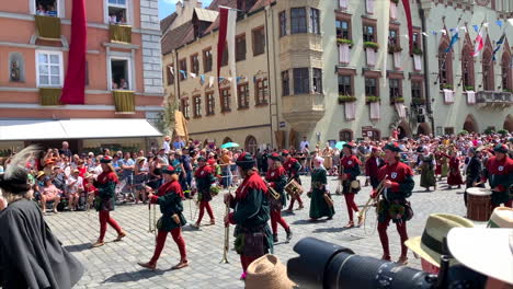 Musiker-Und-Kinder-Bei-Der-Parade-Zur-Landshuter-Hochzeit,-Einem-Historischen-Fest-Von-1475,-Das-Alle-4-Jahre-Nachgestellt-Wird,-Landshut,-Deutschland