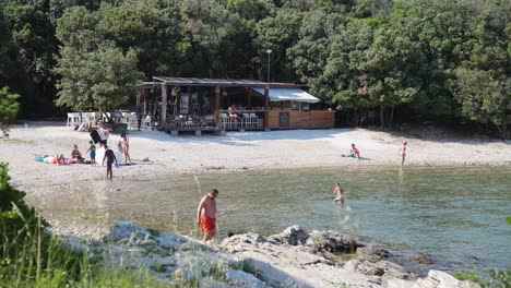 Urlauber-Genießen-Die-Sonne-Und-Das-Wasser-Von-Šišan-In-Kroatien