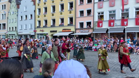 Tanzende-Bauern-In-Kostümen-Bei-Der-Parade-Zur-Landshuter-Hochzeit,-Einem-Historischen-Fest-Von-1475,-Das-Alle-4-Jahre-Nachgestellt-Wird,-Landshut,-Deutschland