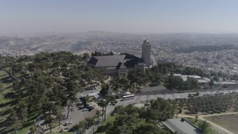 Edificio-Del-Hospital-Augusta-Victoria-Y-Naturaleza-Circundante-En-Jerusalén,-Israel