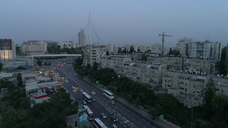 Jerusalem-Chords-Bridge,-Ein-Berühmtes,-Einzigartiges-Wahrzeichen,-Mit-Allgemeiner-Aussicht-Auf-Die-Stadt