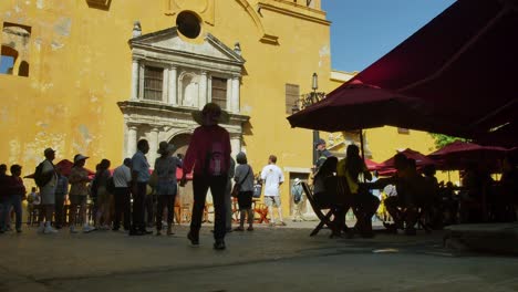 Motorrad-Fährt-An-Cartagena-Gebäude-Vorbei,-Vorbei-An-Einem-Belebten-Café