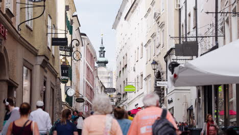 Los-Turistas-Caminan-Por-Las-Encantadoras-Calles-De-Salzburgo-Profundizando-En-La-Historia,-El-Patrimonio-Cultural