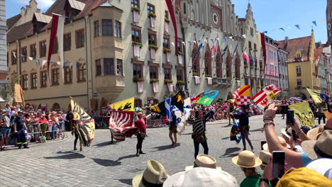 Abanderados-En-El-Desfile-De-La-Boda-De-Landshut,-Una-Celebración-Histórica-De-1475-Que-Se-Recrea-Cada-4-Años,-Landshut,-Alemania