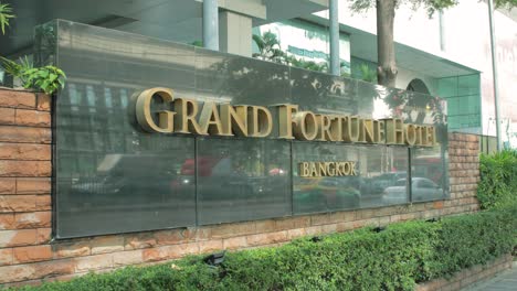 Entrada-De-Señalización-Del-Grand-Fortune-Hotel-En-Bangkok,-Tailandia