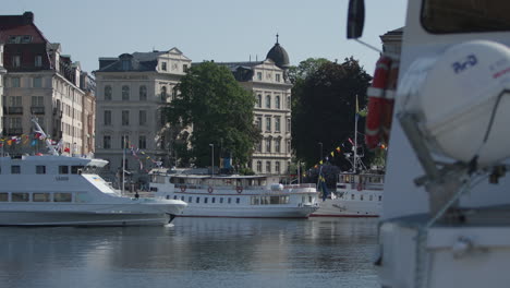 Pendlerfähre-Fährt-Am-Kai-Und-An-Alten-Gebäuden-In-Stockholm,-Schweden-Vorbei