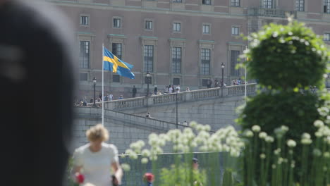 Bandera-Del-Palacio-Real-Sueco-En-Estocolmo-El-Día-Nacional,-Slomo