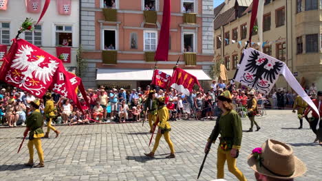 Abanderados-En-El-Desfile-De-La-Boda-De-Landshut,-Una-Celebración-Histórica-De-1475-Que-Se-Recrea-Cada-4-Años,-Landshut,-Alemania