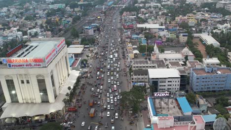 Luftaufnahmen-Eines-Autos,-Das-Sich-Durch-Den-Stadtverkehr-Von-Chennai-Bewegt