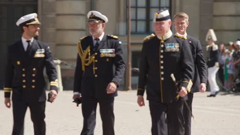 El-Príncipe-Carl-Philip-De-Suecia-Camina-Con-Militares-En-El-Día-Nacional