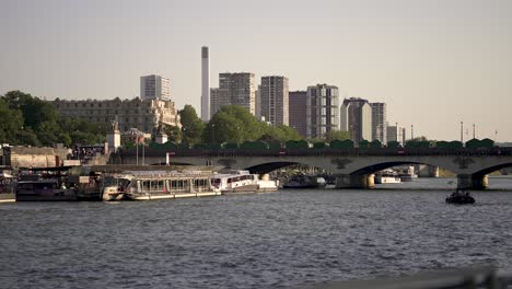 Pont-D&#39;iéna-Cerca-De-La-Torre-Eiffel-Cruzando-El-Río-Sena-Con-Escape-De-Vapor-Cheminée-Du-Front-de-seine-Cerca-De-Edificios-Lejanos,-Vista-Desde-El-Barco