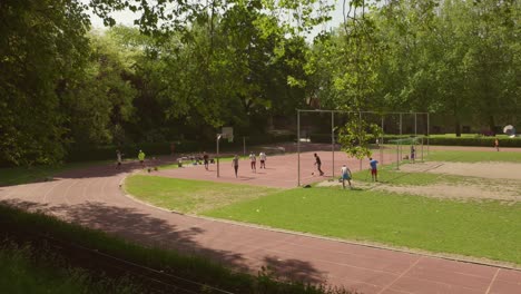 Menschen-Laufen-Und-Spielen-Basketball-Auf-Dem-Sportplatz-Des-Cinquantenaire-Parks-In-Brüssel,-Belgien