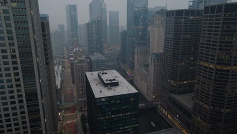 Der-Chicago-Loop-Und-Die-Innenstadt-In-Der-Abenddämmerung