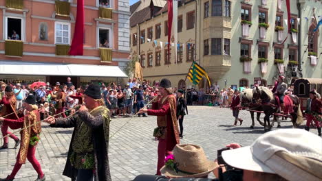 Largas-Trompetas-Y-Duquesa-En-El-Desfile-De-La-Boda-Landshut,-Una-Celebración-Histórica-De-1475-Que-Se-Recrea-Cada-4-Años,-Landshut,-Alemania