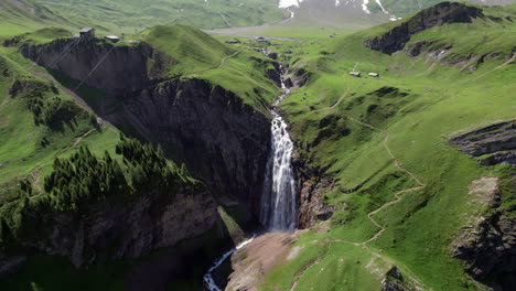 Der-Majestätische-Engstligen-Wasserfall,-Schweiz