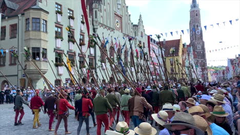 Bauern-Marschieren-In-Kostümen-Bei-Der-Parade-Zur-Landshuter-Hochzeit,-Einem-Historischen-Fest-Von-1475,-Das-Alle-4-Jahre-Nachgestellt-Wird,-Landshut,-Deutschland