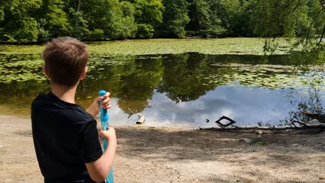 4k-60fps-Süßer-Junge-Bläst-Seifenblasen-Draußen-In-Einem-Wald-In-Dänemark