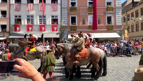 Große-Pferde-Bei-Der-Parade-Bei-Der-Landshuter-Hochzeit,-Einem-Historischen-Fest-Von-1475,-Das-Alle-4-Jahre-Nachgestellt-Wird,-Landshut,-Deutschland