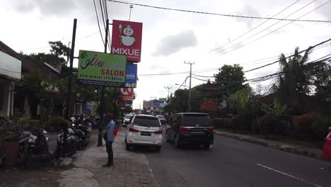 Vista-De-La-Calle-En-La-Ciudad-De-Denpasar-Bali-Indonesia-Sanur-Urbano,-Tráfico-En-Un-Día-Nublado