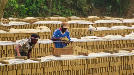 Trabajadores-Asiáticos-De-Hornos-De-Ladrillos-Que-Fabrican-Ladrillos-De-Arcilla-En-Una-Fábrica-Rural-De-Bangladesh