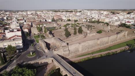 Establishing-view-of-muslim-fortification,-Alcazaba-of-Merida