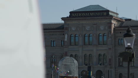Klassisches-Dampfschiff-Vor-Dem-Nationalmuseum-In-Stockholm,-Schweden,-Sommertag